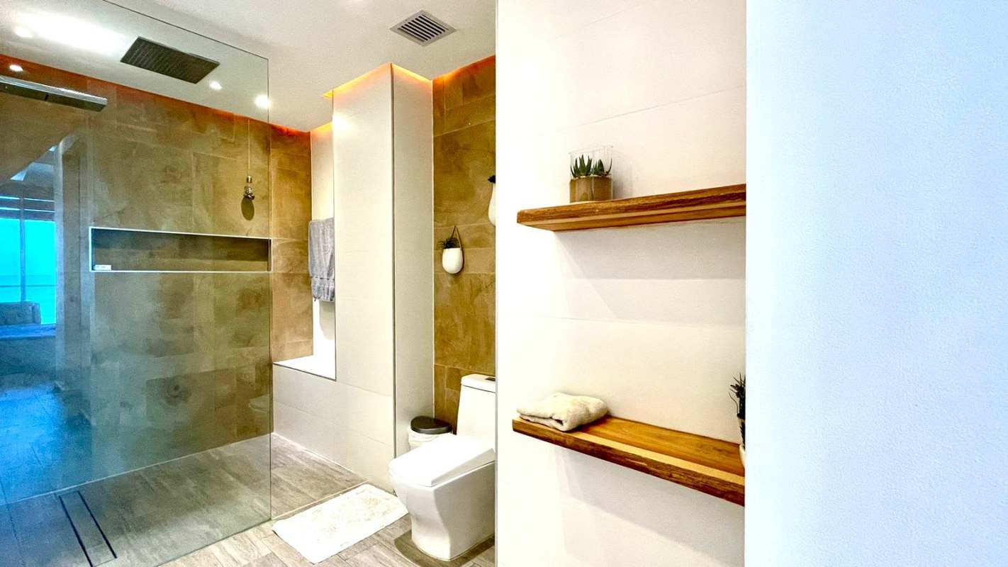 Contemporary bathroom with walk-in glass shower in PH Destiny Avenida Balboa Panama