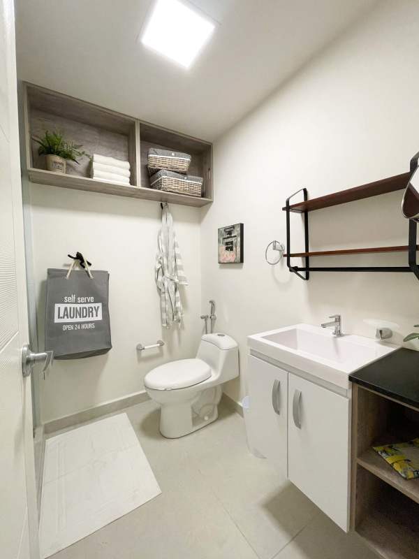 Contemporary bathroom with glass shower enclosure, vanity and storage at PH Costana Bella Vista Panama