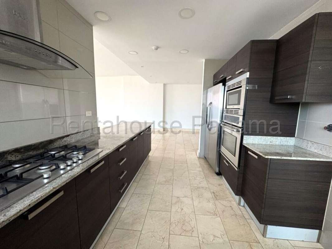 Fully equipped kitchen with granite countertops and stainless appliances in PH Ocean Luxury Panama