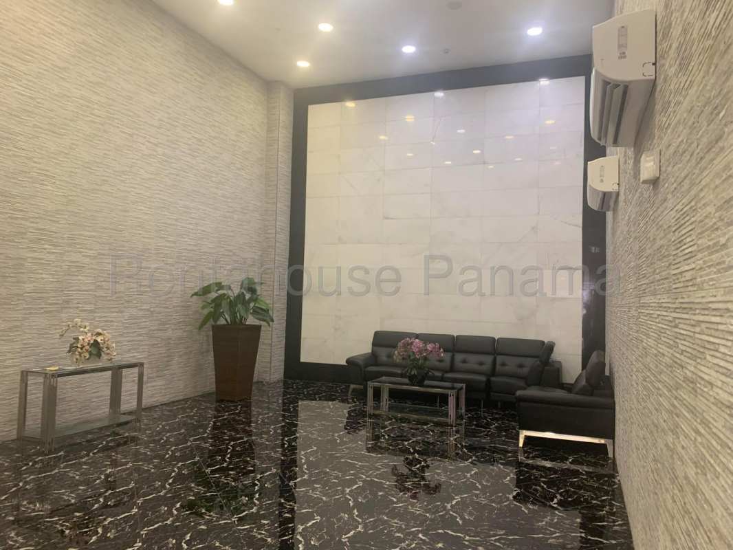 Modern rooftop pool with lounge chairs and skyline city view at PH Carreras El Carmen Panama