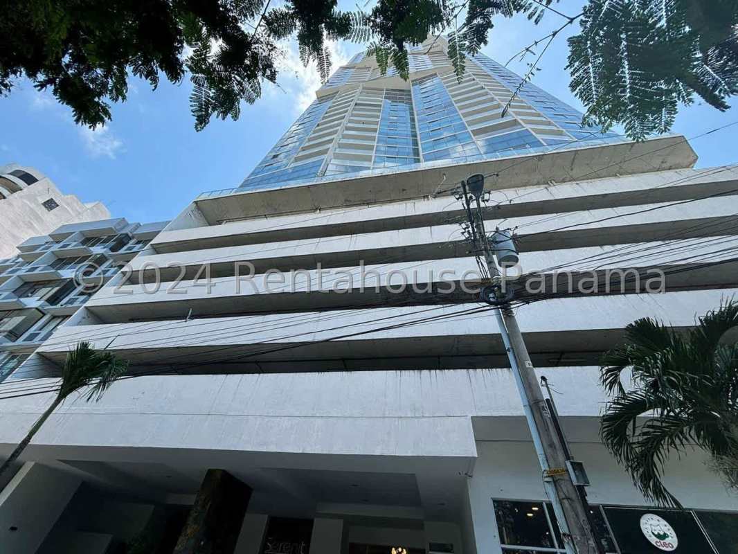 Spacious master bedroom with ensuite bath and ocean views in PH Serenity Panama