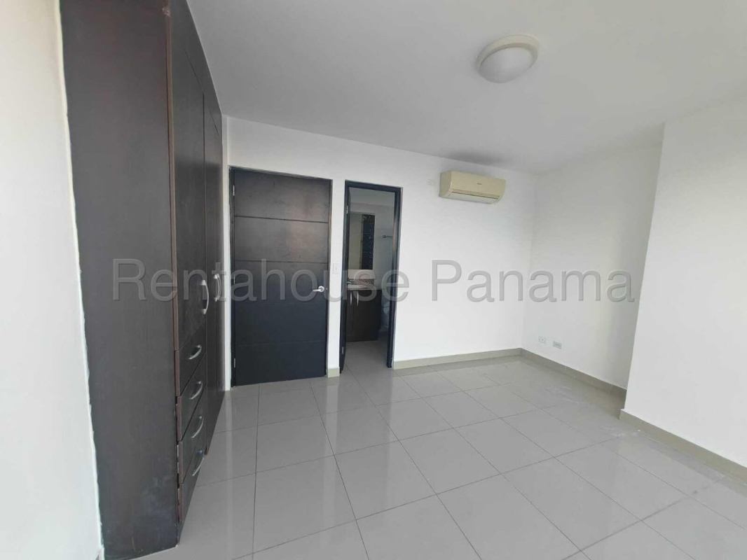 Bedroom with built-in closet and floor-to-ceiling windows at PH Serenity at the Bay in Panama City