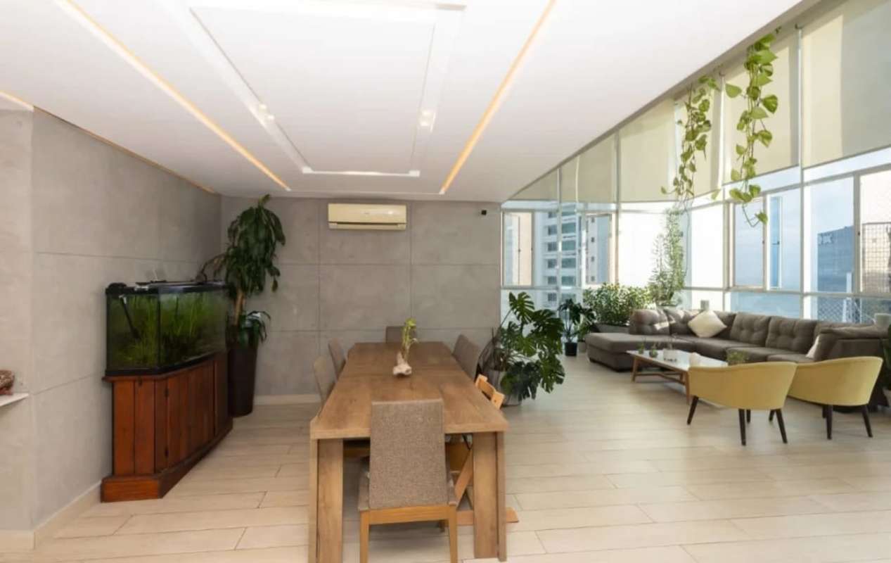 Open plan dining area with large windows and natural light in PH Blue Park Panama loft