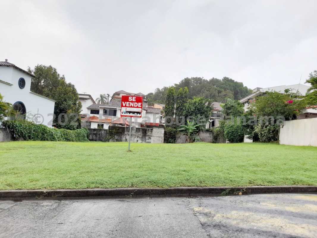 Buildable sloped lot surrounded by residential homes in secure area Pedregal Panama