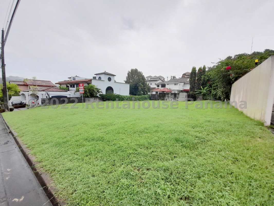 Residential land near universities and shopping perfect for family home in Pedregal Panama