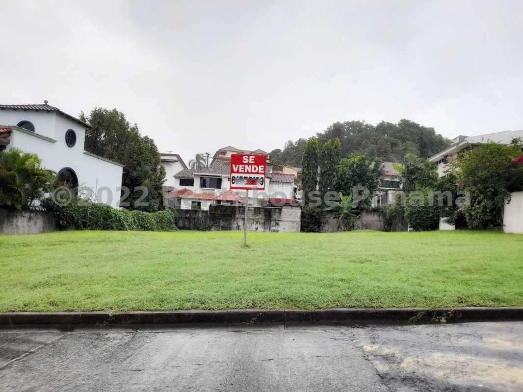 Buildable residential land on slope with panoramic views in La Alameda Pedregal Panama City