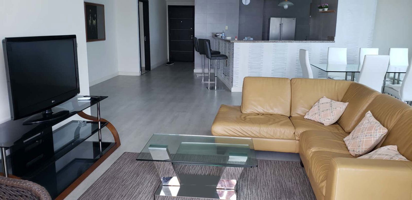 Contemporary kitchen with granite countertops, bar and appliances in PH Joy San Francisco