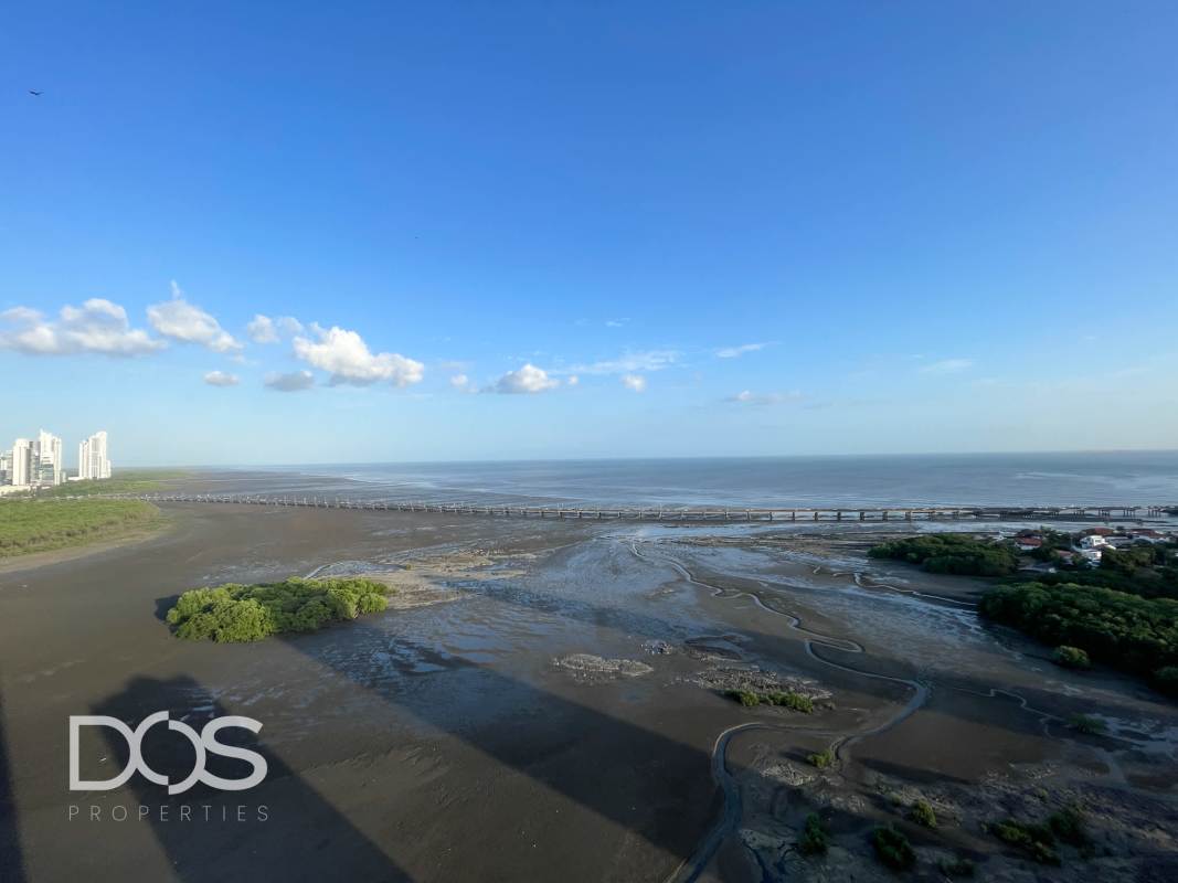 Modern open kitchen with granite countertops in PH Icon Tower Coco del Mar Panama