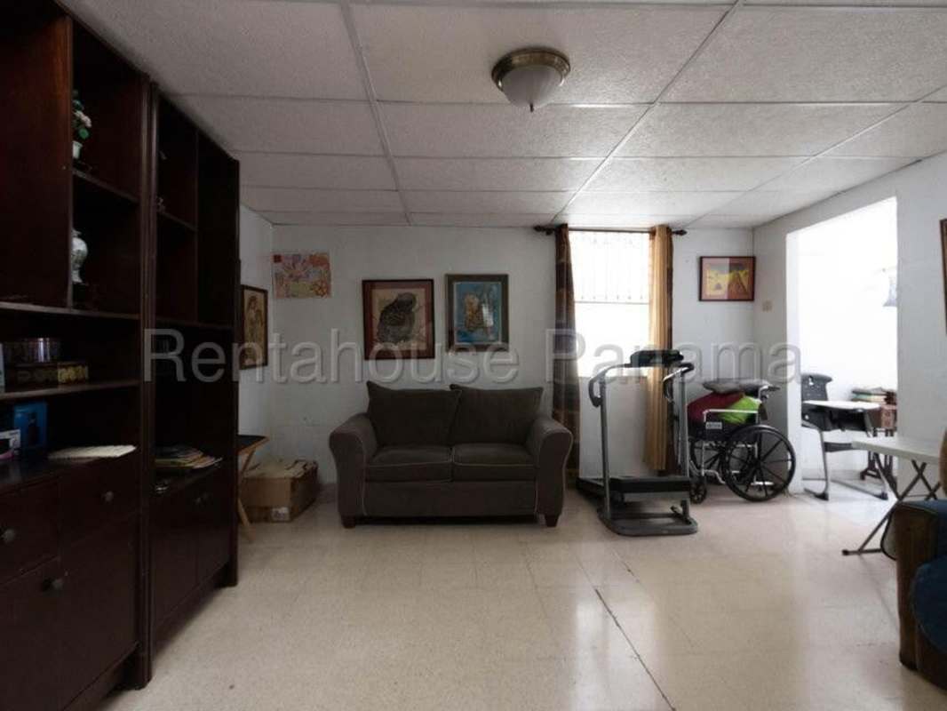 Outdoor side patio and fenced yard at corner house Villa Lucre Panama