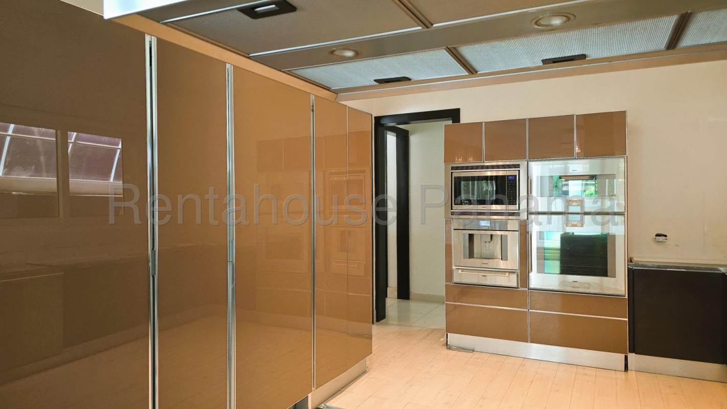 Private swimming pool with Jacuzzi and covered dining terrace Costa del Este Panama