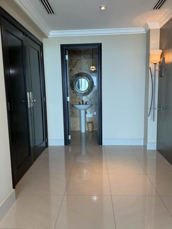 Luxury Seafront 3BR Condo with Balcony in Ocean One Costa del Este