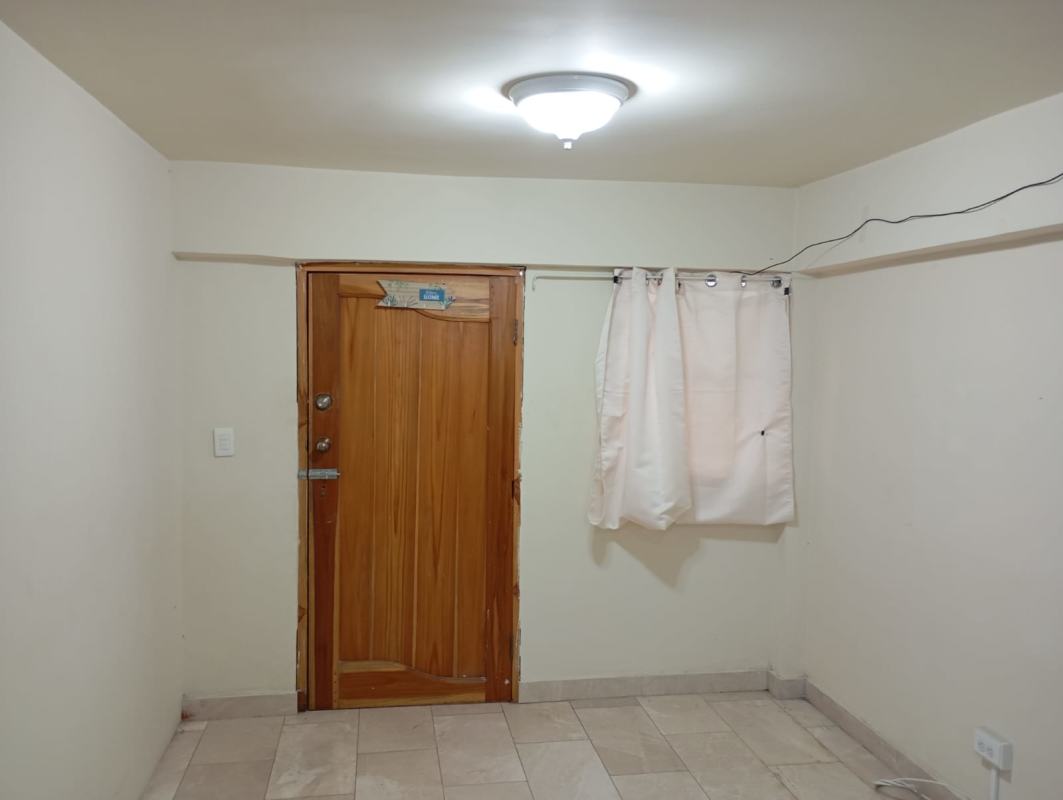 Bathroom with sink, toilet and mirror cabinet PH Prosperidad La Locería Bethania Panama