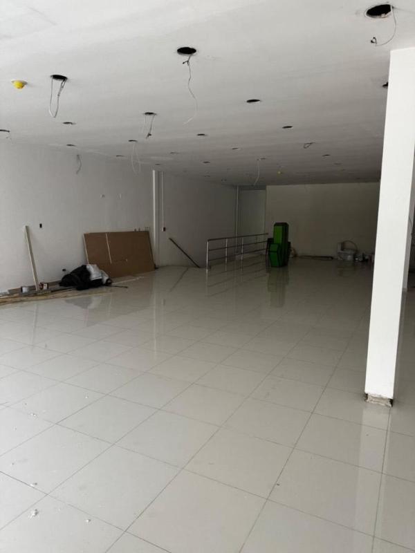 Large open plan unfinished commercial unit with exposed ceiling wiring on Calle 50 Panama City