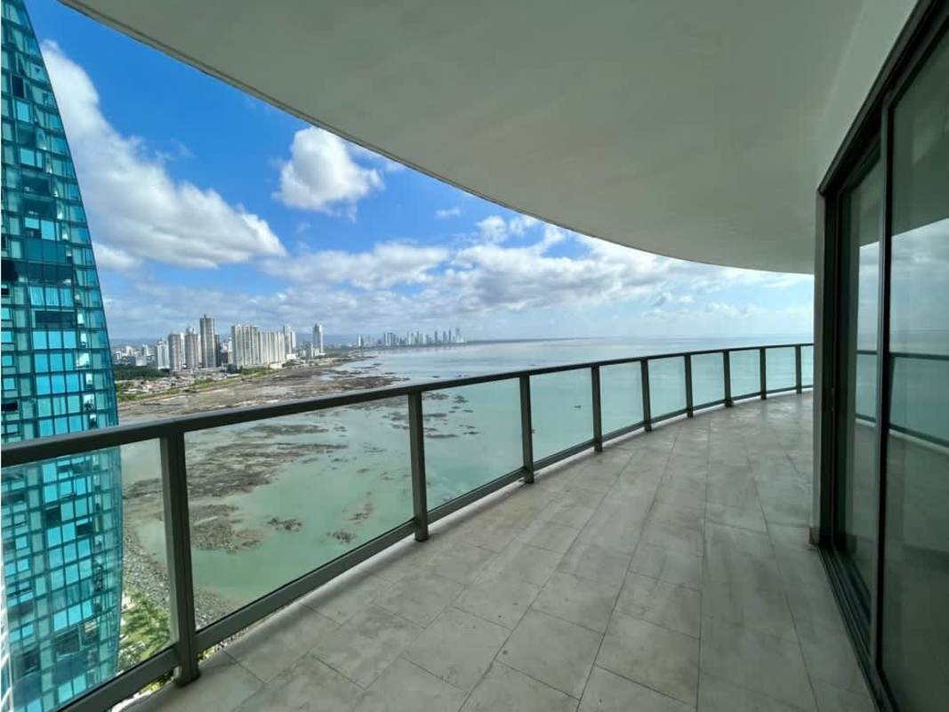 Curved balcony with panoramic Pacific Ocean and Panama City skyline views at PH TOC
