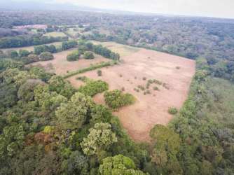 Large undeveloped countryside parcel with green space near Pacific coastline in Panama