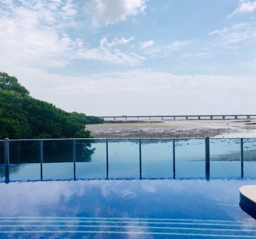 Rooftop infinity pool overlooking Pacific Ocean PH Acqua Coco del Mar