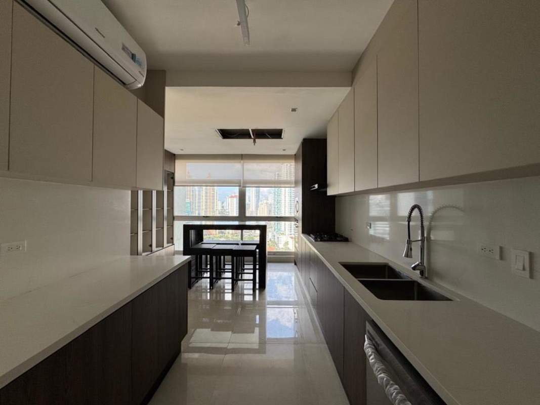 Spacious master bedroom with en-suite bathroom and Pacific Ocean views in PH Q Tower Panama