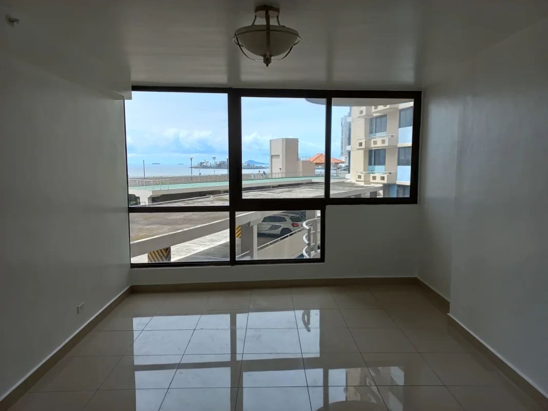 Unfurnished living room with panoramic window and city/sea view at PH San Francisco Bay Panama