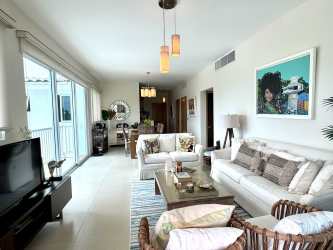 Modern open kitchen with breakfast bar and cabinetry in PH Cocolí Bijao beach apartment