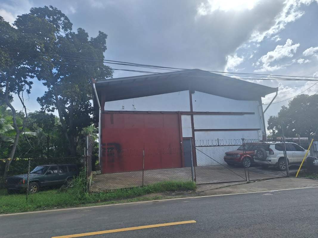 Open interior warehouse space with concrete floors and metal roof in Juan Díaz Panama