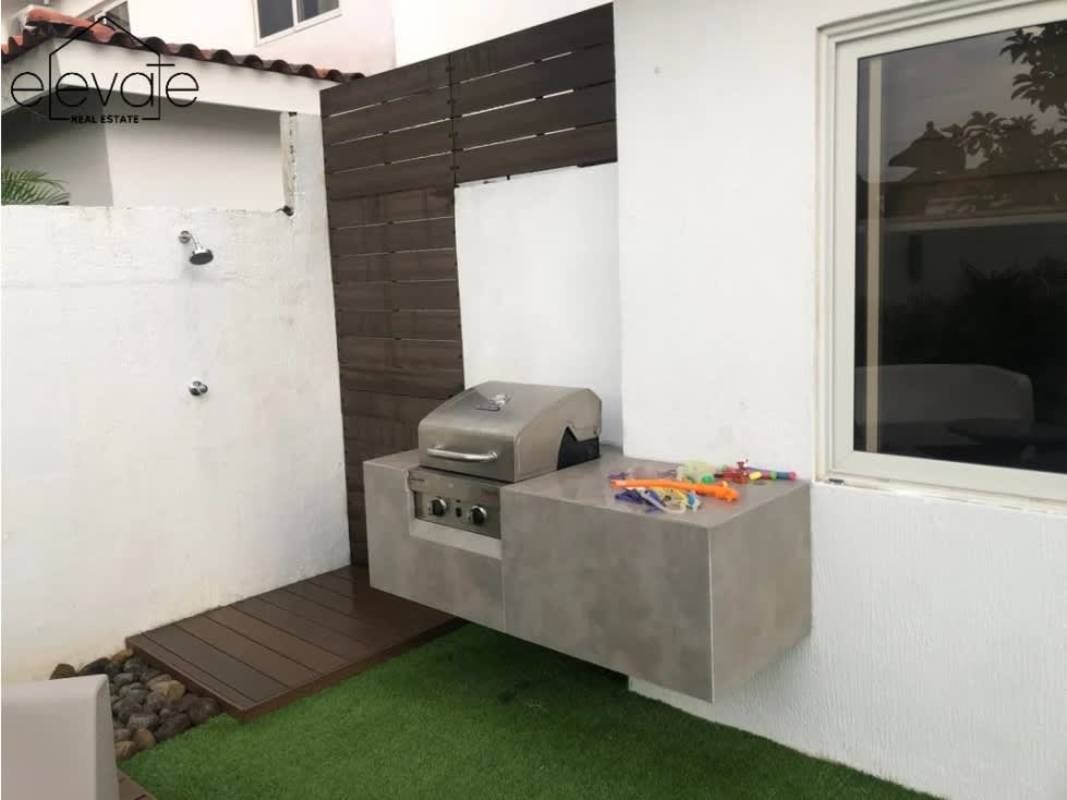 Master bedroom with balcony, ensuite bath and walk-in closet in house Costa Sur Panama