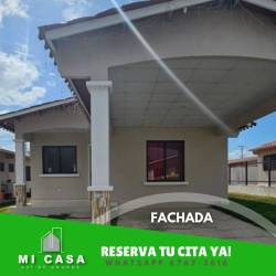 Covered porch and paved walkway outside the house for rent in Penonomé