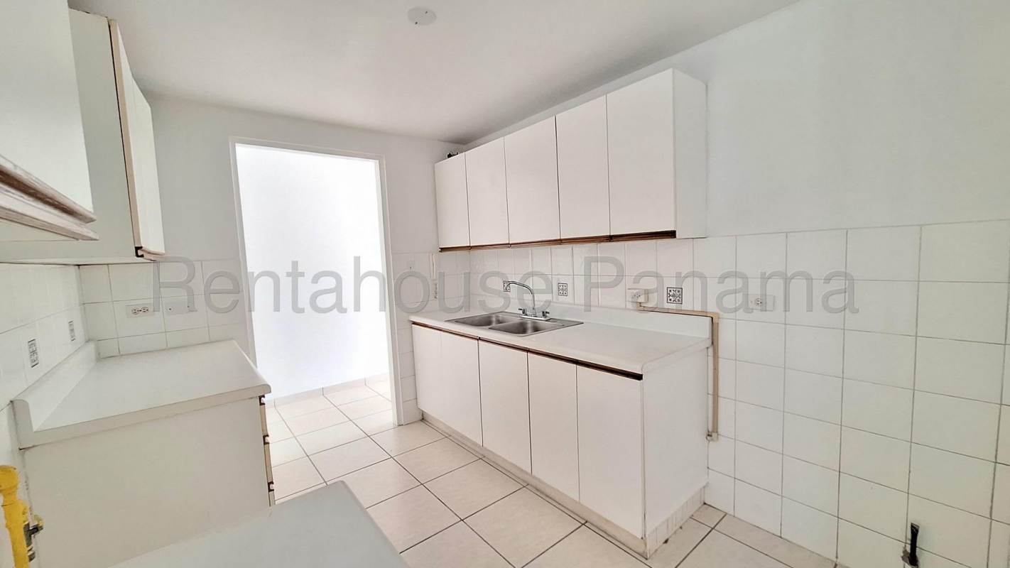 Modern tiled bathroom with glass shower enclosure PH Coco Mar San Francisco Panama