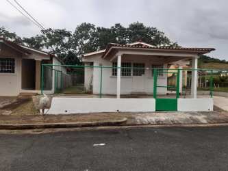 Covered parking area and front door of single-story house in Valle Bonito La Chorrera