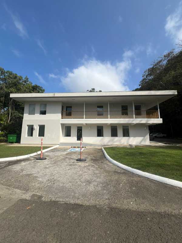 Open plan modern commercial office with tiled floor and ample windows in Quarry Heights Panama