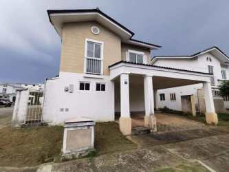 Modern two-story beachfront house with driveway in PH Playa Mar Playa Dorada Panama