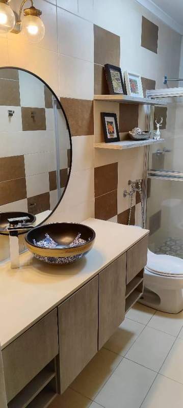 Bedroom with built-in closets, laminate floors, city views, furnished in PH Waterview San Francisco Panama