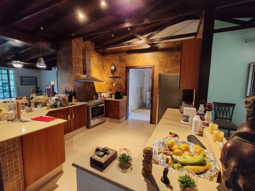 Bathroom with glass shower enclosure, large vanity mirror, modern finishes Clayton Panama
