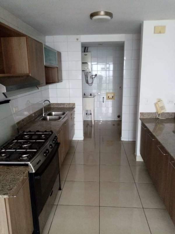 Empty bedroom with built-in closet and city-view window in PH Kings Park Condado del Rey Panama