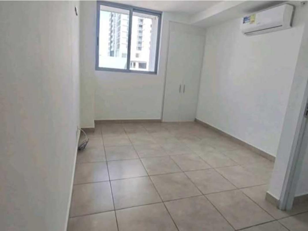 Bedroom with big window, tile flooring, split AC, built-in closet PH Doce de Octubre Panama