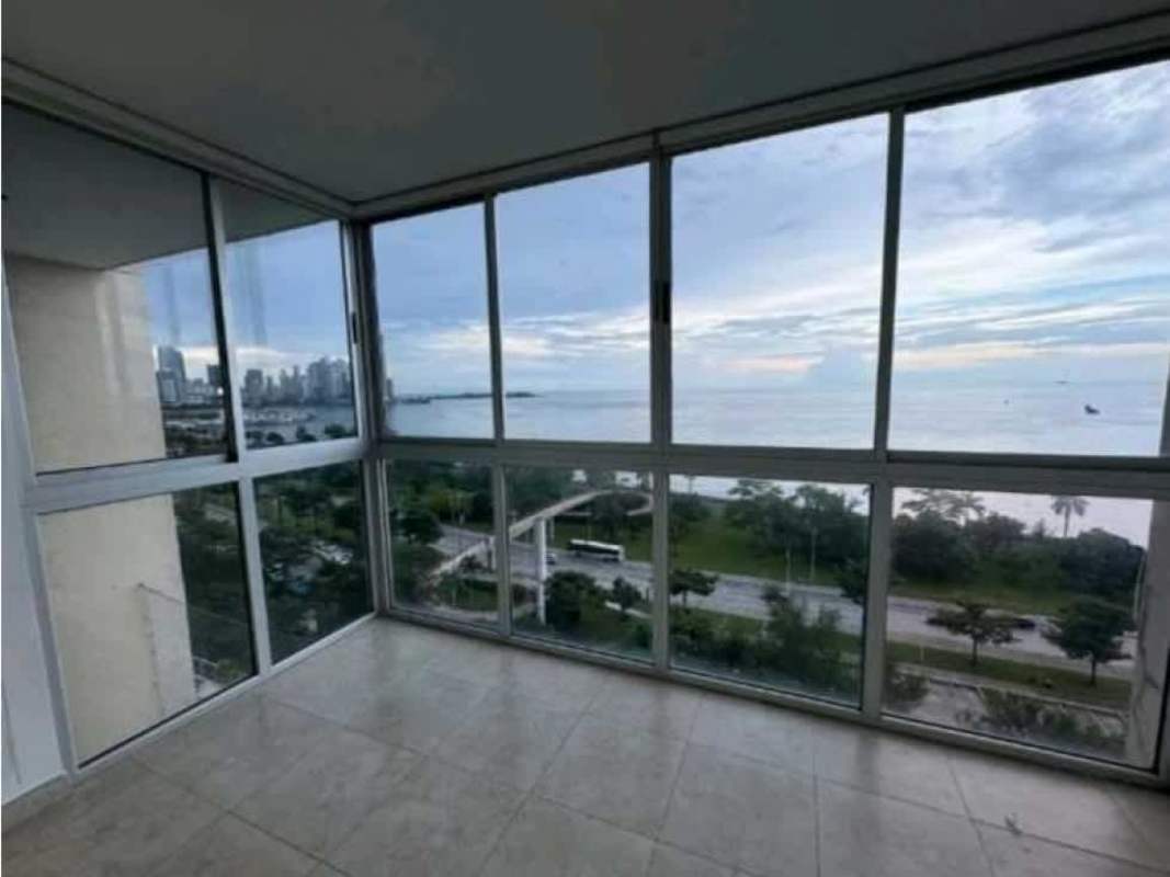 Enclosed balcony with floor-to-ceiling glass showcasing ocean and skyline views at PH BICSA Tower Panama