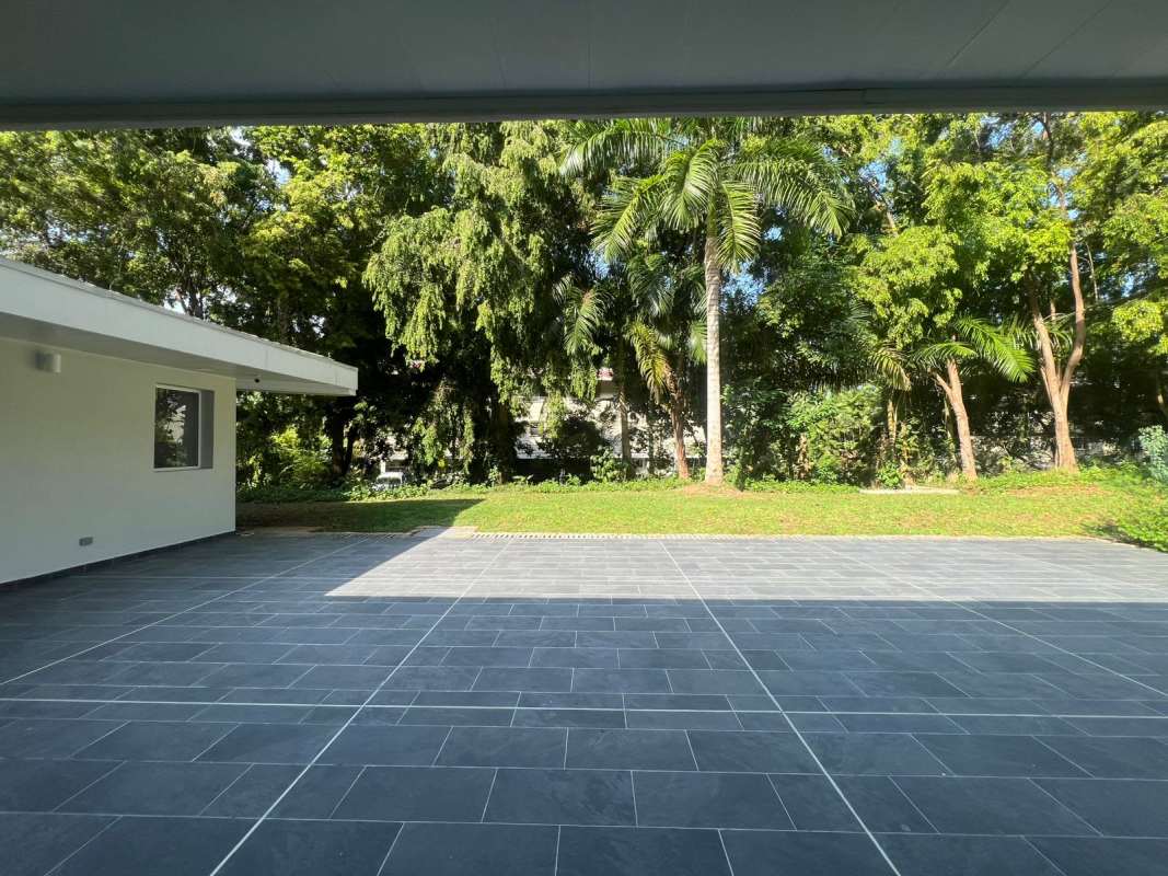 Modern minimalist patio with lush greenery at Quarry Heights Business Center in Ancón Panama