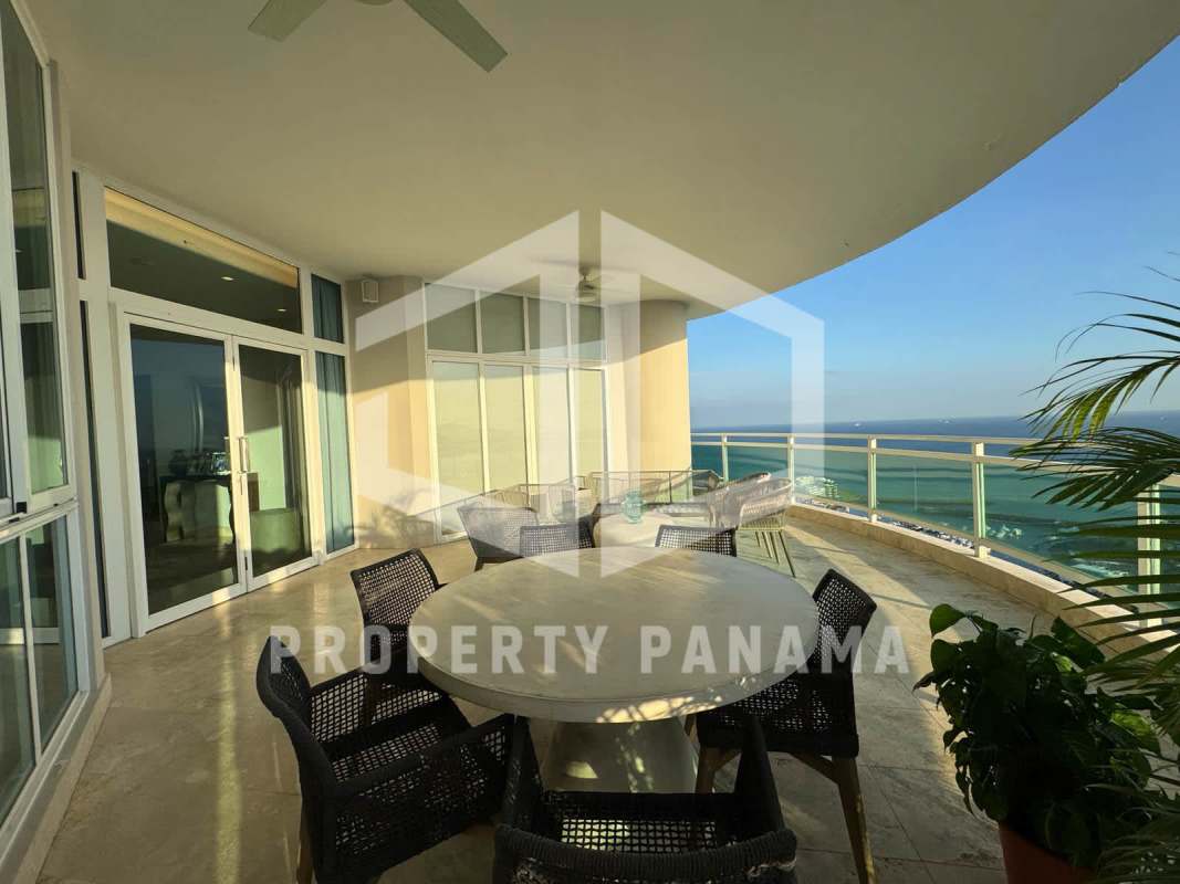 Ocean vantage balcony terrace at PH Bahía Pacífica Punta Pacífica Panama luxury apartment for sale