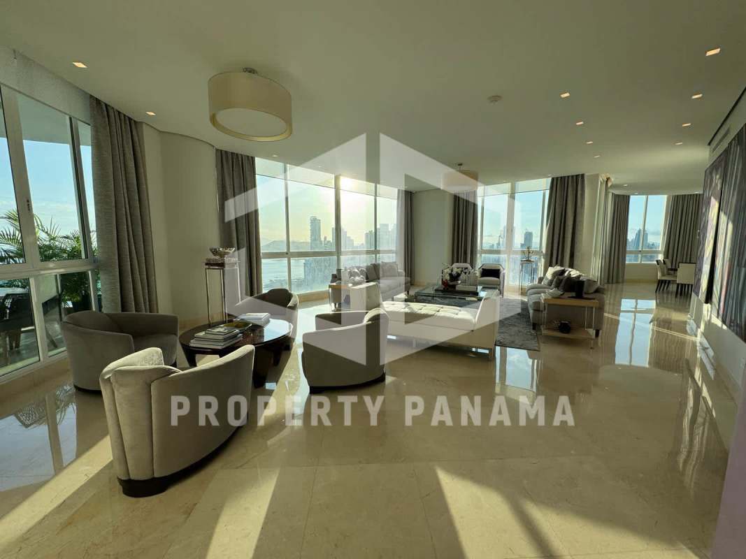 Modern kitchen with island, granite counters, premium appliances PH Bahía Pacífica Punta Pacífica Panama