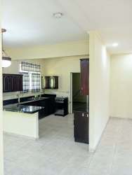 Bathroom with shower and modern fixtures inside Residencial Howard duplex Panama