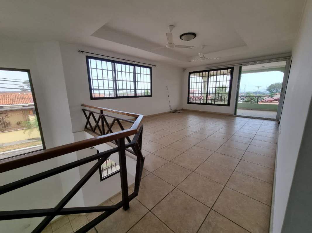 Large master bedroom with walk-in closet ensuite bathroom tiled floor in Brisas del Golf house Panama