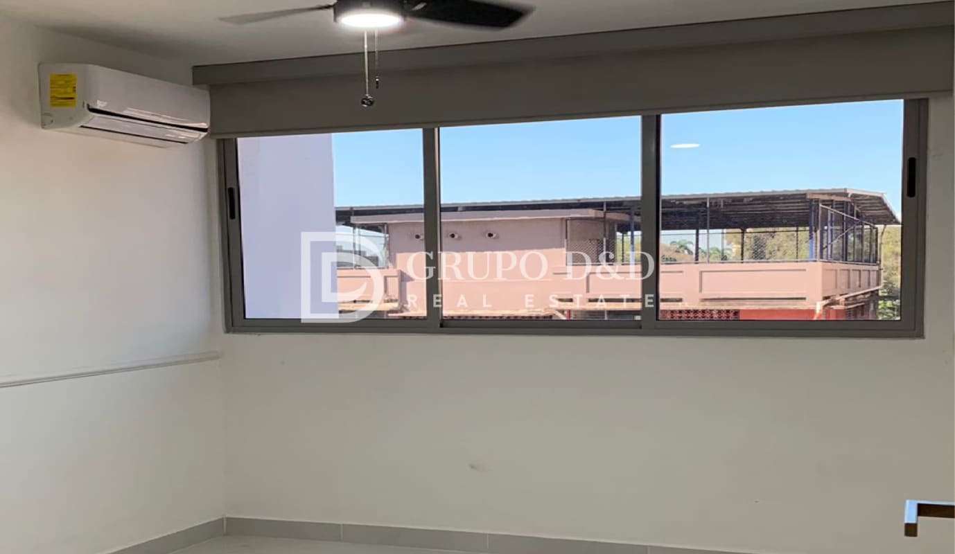 Bedroom with sliding window, ceiling fan and AC at Velure El Cangrejo Panama