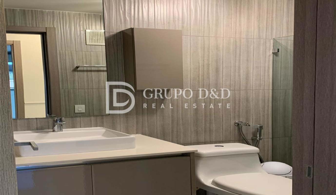 Modern bathroom with gray textured tile, large mirror in Velure El Cangrejo apartment