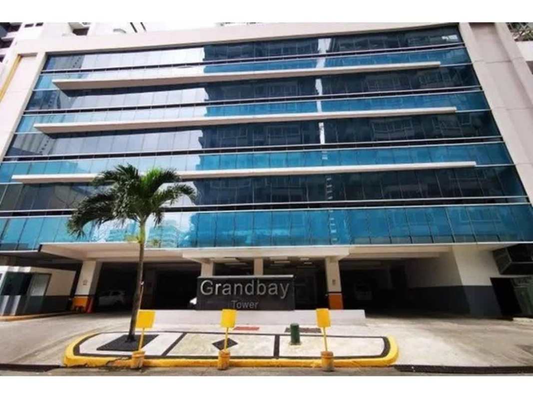 Rooftop infinity pool with lounge chairs and skyline view at Grand Bay Tower Avenida Balboa