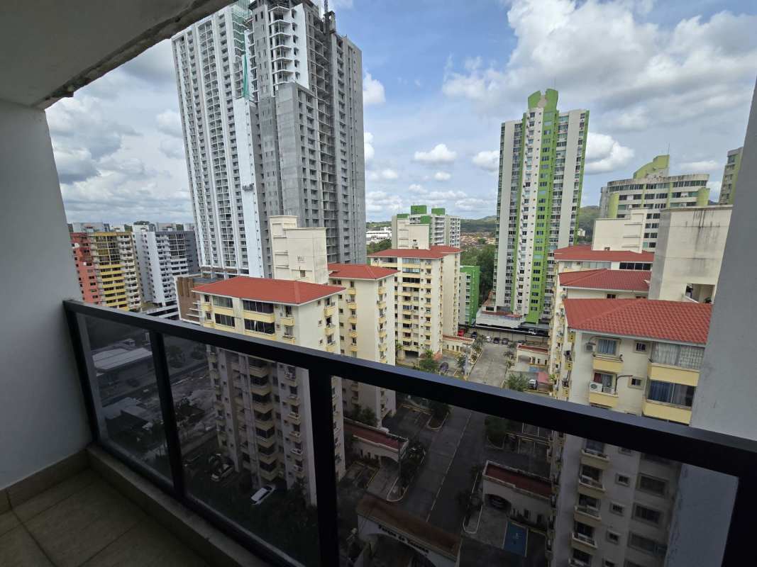 Master bedroom with ensuite bathroom split AC built-in closet Terrazas del Rey Panama