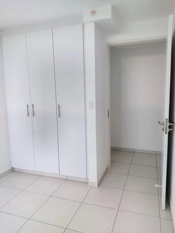 Minimalist bedroom white wardrobe white tiles PH El Crisol Panama City