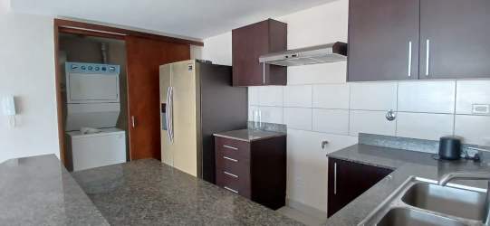 Bathroom with glass shower enclosure and modern fixtures in PH Midrise Panama Pacifico