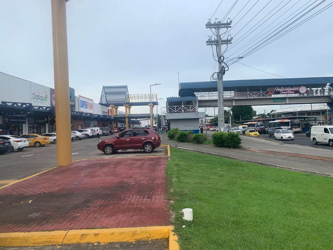 Los Pueblos Plaza with parking lot, storefronts and pedestrian crosswalk in Ciudad Radial Panama