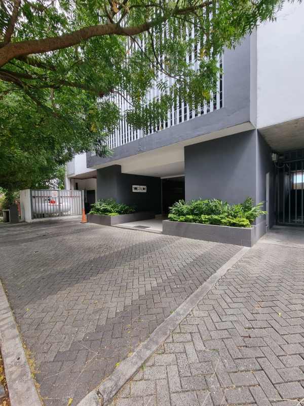 Secure lobby entrance and driveway at PH Residencial Herbruger El Carmen Panama City