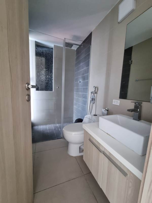 Bright bedroom with built-in closet and natural light at PH Residencial Herbruger El Carmen Panama