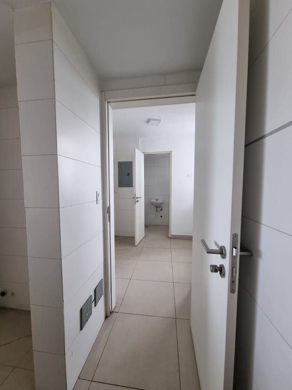 Open kitchen with modern cabinetry and natural light in PH Residencial Herbruger El Carmen Panama